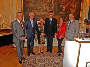 Im Marmorsaal der ungarischen Botschaft, von links: Stefan Radda (Präsident des Runden Tisches der ungarischen Organisationen in Österreich), Botschafter Dr. János Peréni, Elisabeth Ulm (Vizepräsidentin der Paneuropabewegung Österreich), Georg von Habsburg, Marika Radda (Präsidentin Club Pannonia), Rainhard Kloucek (Generalsekretär Paneuropabewegung Österreich).