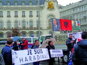 Die Verhaftung des früheren Ministerpräsidenten des Kosovo Ramush Haradinaj in Frankreich (aufgrund eines alten serbischen Haftbefehls) bringt zusätzliche Unruhe in die Region. Dem Kriegsverbrechertribunal hatte sich Haradinaj freiwillig gestellt. Er wurde freigesprochen. Das Bild zeigt eine Demonstration von Kosovaren in Wien, vor der französischen Botschaft.