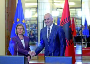 Die EU-Außenbeauftragte Federica Mogherini bei ihrem jüngsten Besuch in Albanien mit dem albanischen Premierminister Edi Rama. In Tirana ist die EU-Kommission aufgrund eines Immobilienkaufs mit Korruptionsvorwürfen konfrontiert. Rama, ein Mann der alten sozialistischen Seilschaften, hat mit seiner Instrumentalisierung der albanischen Parteien in Makedonien zu einer Destabilisierung des Nachbarlandes beigetragen. In Albanien selbst ist während seiner Regierungszeit der Hanfanbau zu einem lukrativen Geschäft geworden GENT SHKULLAKU / AFP