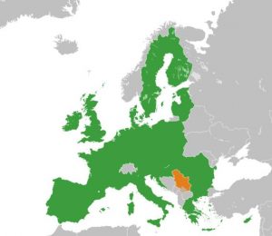 Die EU-28 (grün), Serbien und die Republik Kosovo. Die Anerkennung seiner ehemaligen Provinz ist eine der Voraussetzungen, um die Aufnahme Serbiens in die Europäische Union zu ermöglichen. Geographisch und kulturell wäre - wie die Karte veranschaulicht - diese Erweiterung jedenfalls konsistent. 