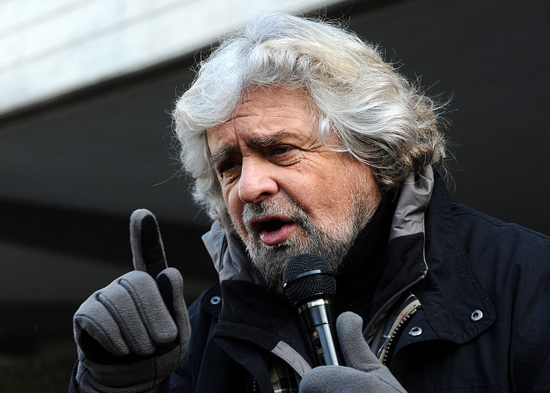 Wiewohl seine Leistungen umstritten scheinen, hat er doch ohne Zweifel Italiens Parteienlandschaft durcheinandergewürfelt: Beppe Grillo. Von Niccolò Caranti - Eigenes Werk, CC BY-SA 3.0, https://commons.wikimedia.org/w/index.php?curid=23246728