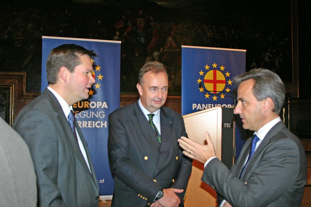 Stets im Austausch mit Politikern auf kommunaler, nationaler und internationaler Ebene: Habsburg 2017 in Graz mit MEP Lukas Mandl und Bürgermeister Siegfried Nagl. Subsidiarität ist eine der Kernbotschaften, für die sich Habsburg politisch engagiert - zu ihr gehört auch eine enge Kooperation der politischen Ebenen.