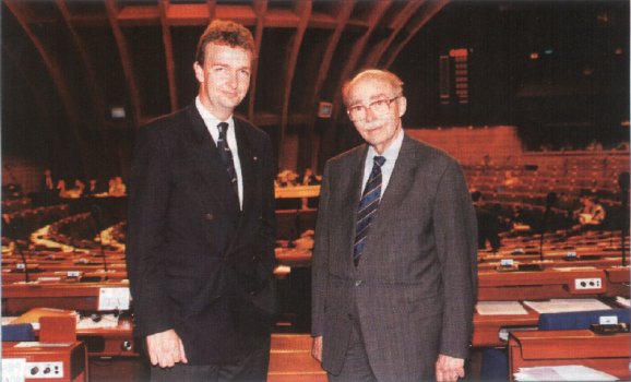 1997 in Straßburg: Vater Otto war damals Mitglied des europäischen Parlaments für die CSU, Sohn Karl für die ÖVP.