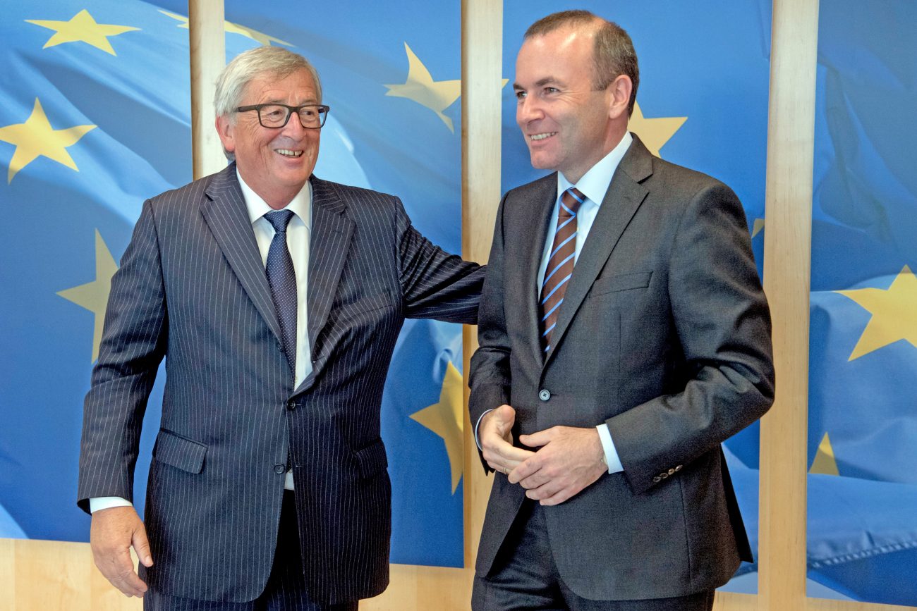 Greeting between Manfred Weber, on the right, and Jean-Claude Juncker