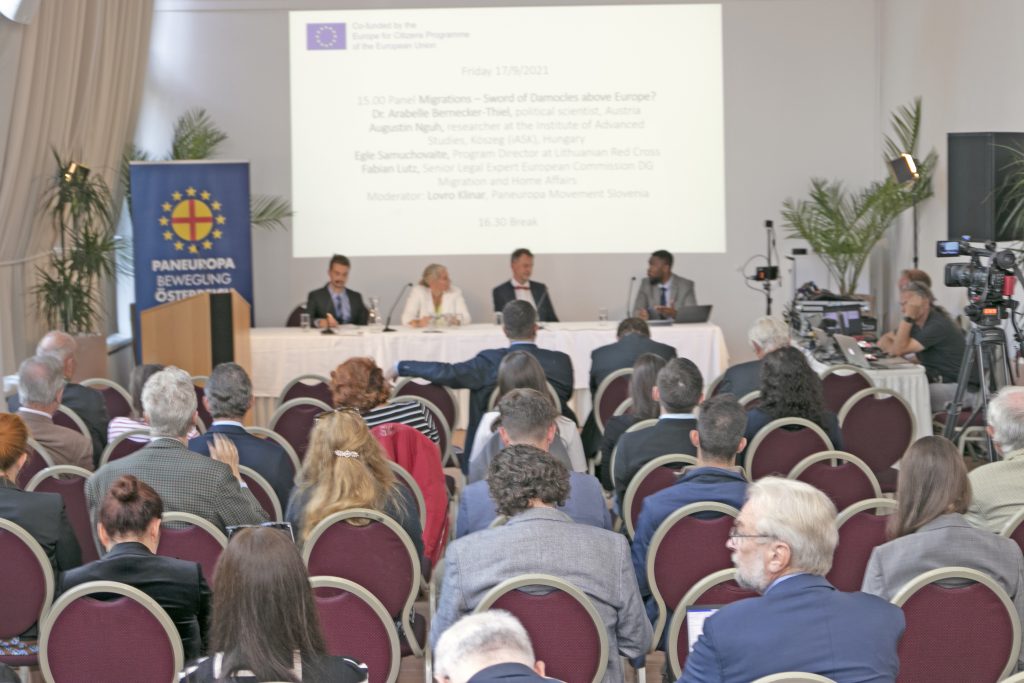 Lovro Klinar (ganz links) von der Paneuropa Bewegung Slowenien moderierte das Panel mit der Politikwissenschaftlerin Arabelle Bernecker-Thiel, Fabian Lutz von der Europäischen Kommission, Augustin Nguh vom Institute for advanced studies in Köszeg und Egle Samuchovaite vom Roten Kreuz in Litauen (nicht im Bild).