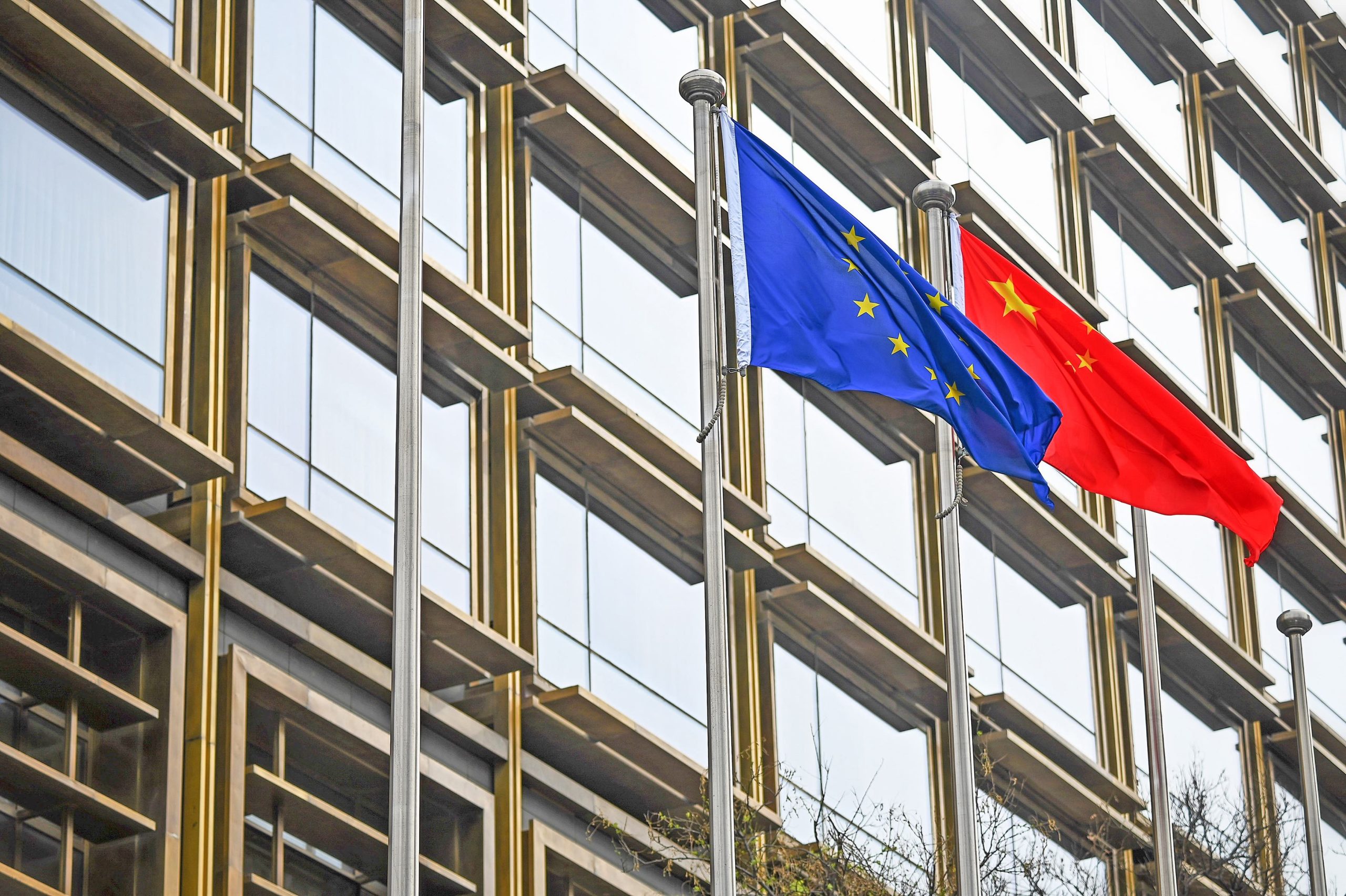 Was China und Russland eint (das Bild links zeigt die EU-Flagge neben der chinesischen Flagge), ist das Bestreben, die regelbasierte Ordnung und das westliche Lebensmodell von Demokratie und Freiheit auszuhebeln.