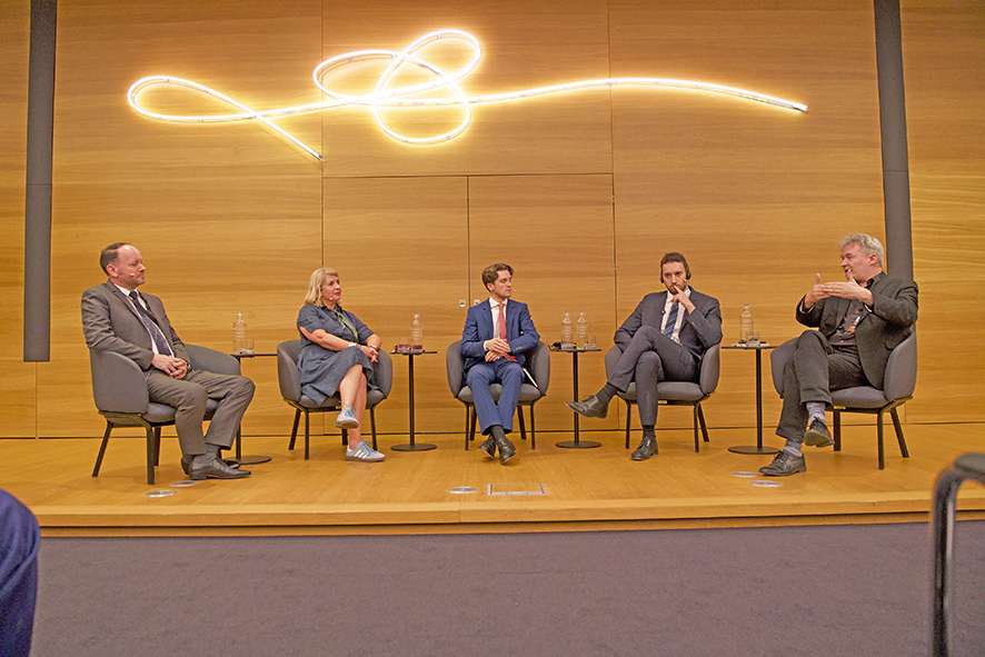 Ein hochkarätig besetztes Panel diskutierte die politische Lage in Serbien: Von links: Markus Kaiser, Friedrich Naumann Stiftung; Armina Galijas, Ass. Prof. Graz, derzeit Zürich; Andreas Grassl, Moderator, Journalist; Pavle Grbovic, Mitglied im serbischen Parlament (von der liberalen Oppositionspartei Pokret slobodnih građana, PSG, auf Deutsch: Bewegung der freien Bürger) und Michael Martens, Südosteuropakorrespondent der Frankfurter Allgemeinen Zeitung FAZ.